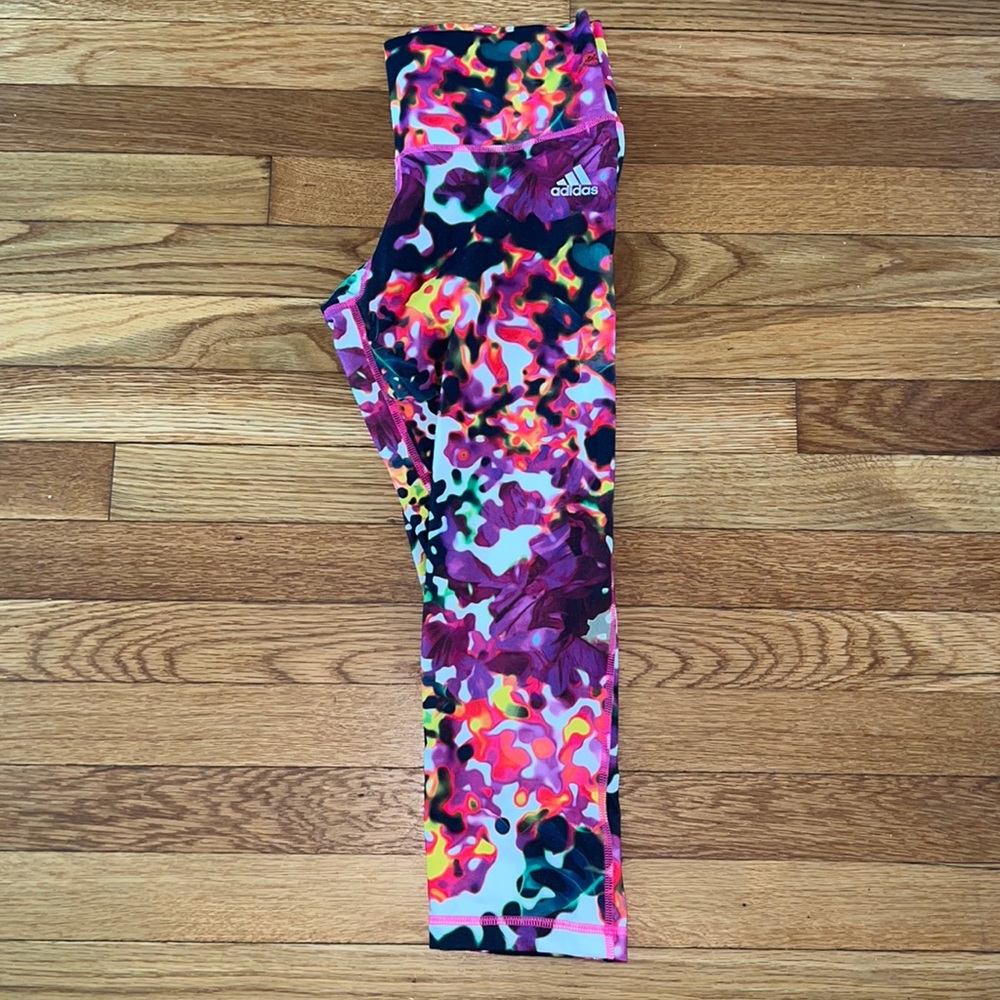 Three-quarter length floral athletic leggings.